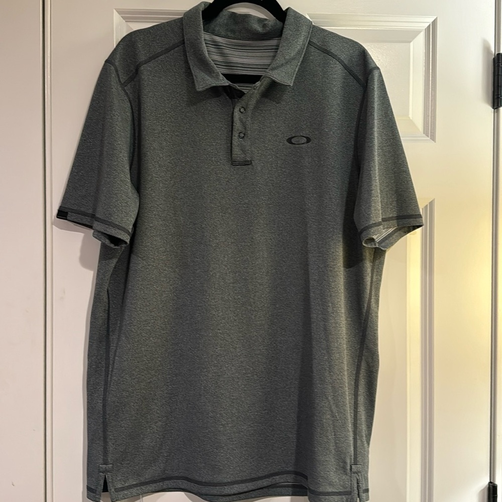 Reversible mens Oakley polo - worn only once - size XL
